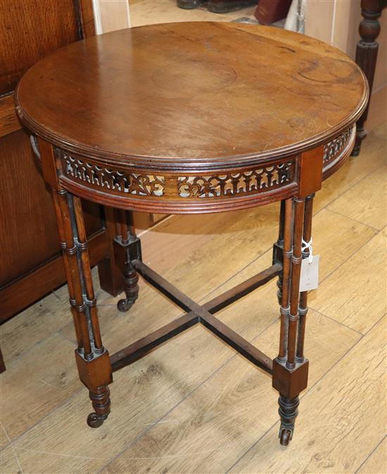 An Edwardian circular mahogany occasional table Diam. 62cm